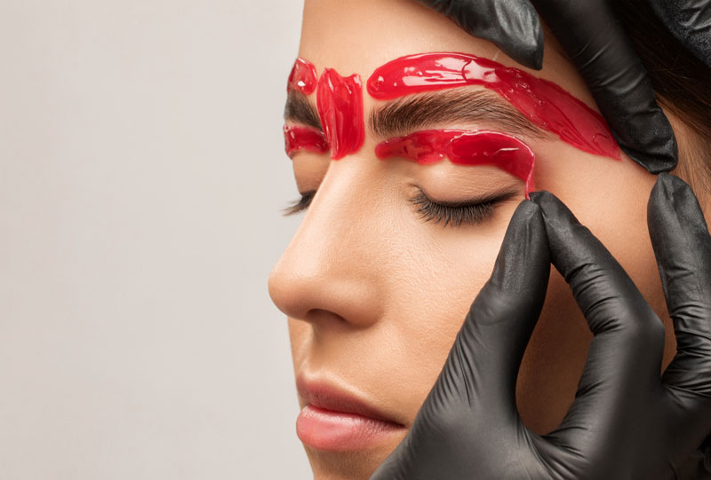 Epilation des sourcils à la cire fait à l'institut  Soin d'ELLE