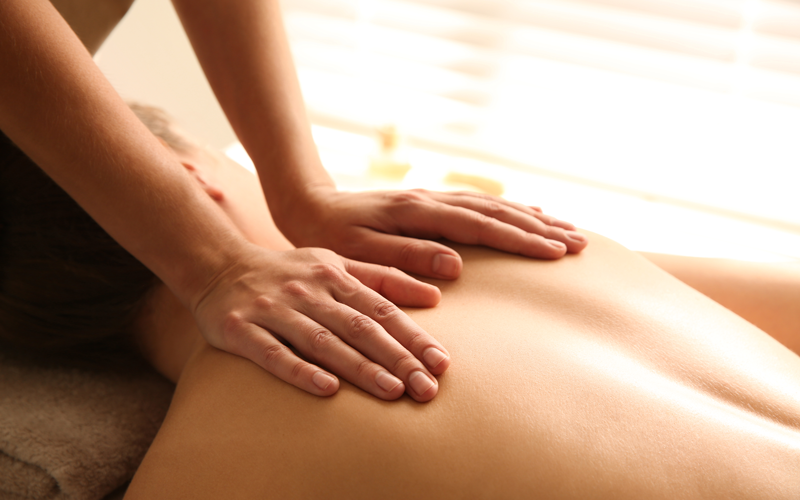 Audrey faisant un Massage assis en entreprise