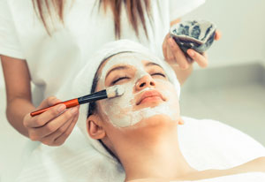 Esthéticienne faisant un soin visage en institut de beauté