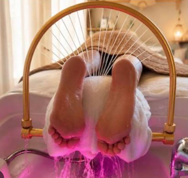 Des pieds installés pour une séance de relaxation avec le Foot-Spa